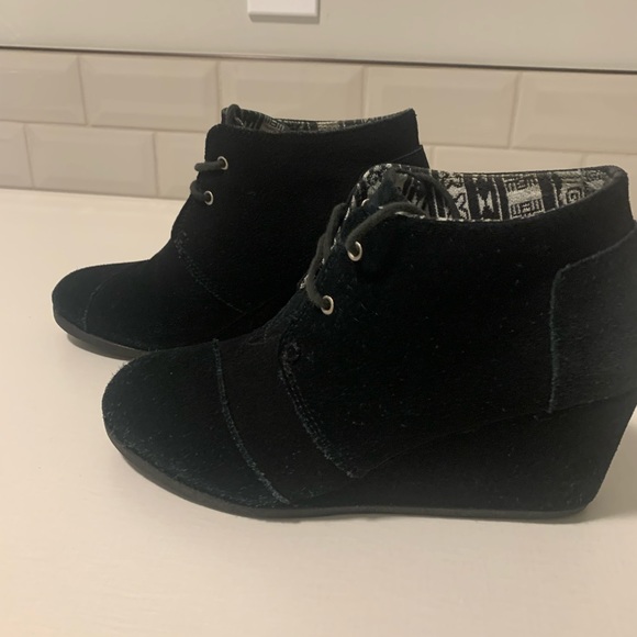 Toms, black suede, wedge. Size 9 - Picture 3 of 4